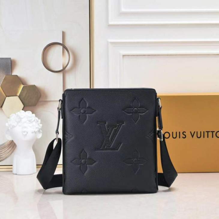 Picture of Louis Vuitton Mens Bags _SKUfw135327494fw